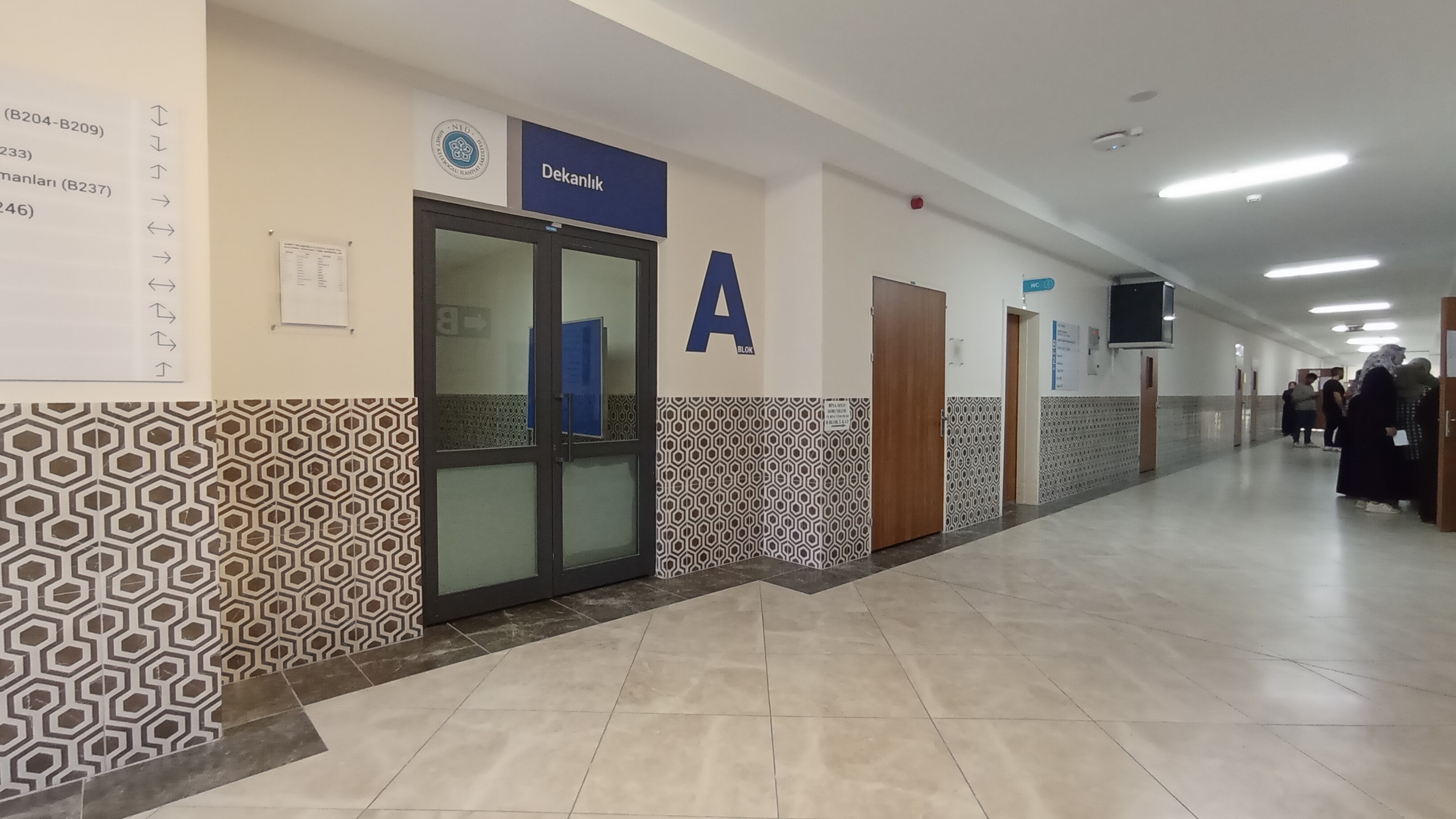 Öğretim üyesi odasında silahla yaralandı