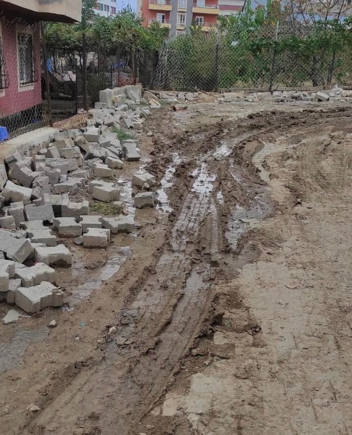 Şırnak'ta doğal gaz hattının  çekildiği cadde,çamur deryası