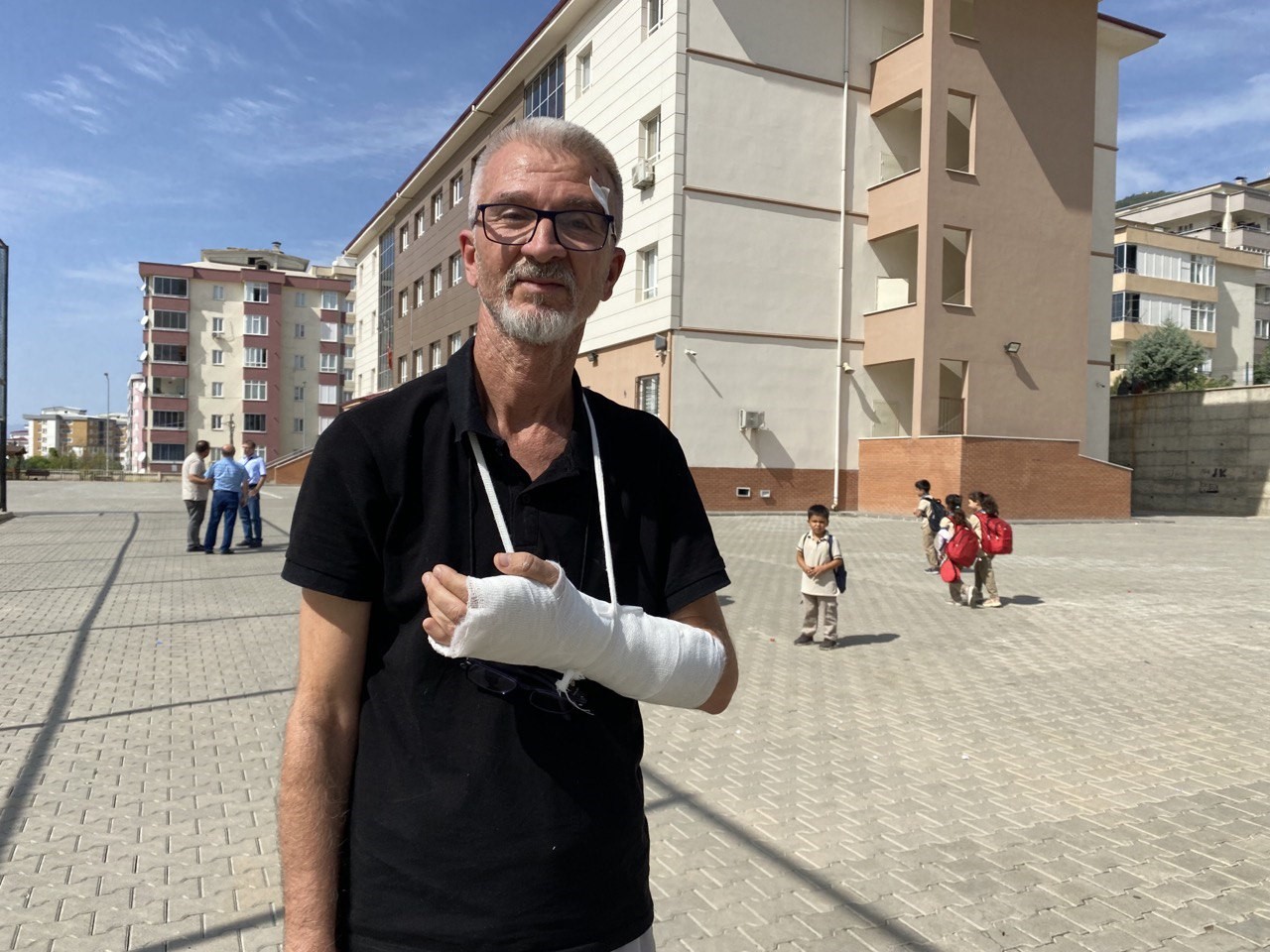 Okul önünde öğretmen darp edildi