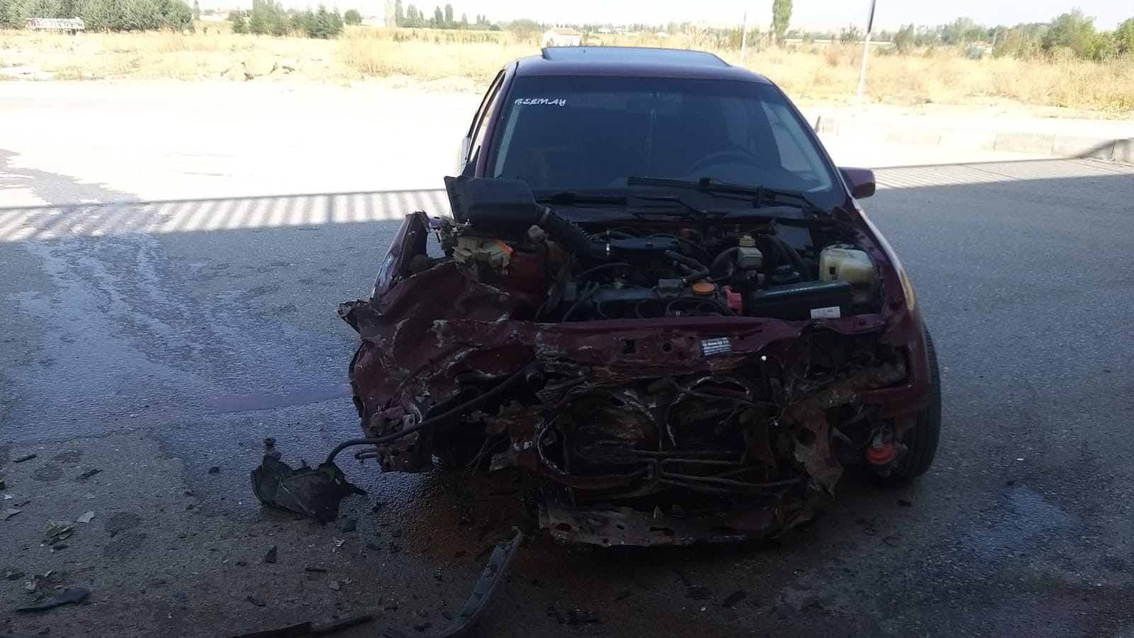 Belediye otobüsü ile  otomobil çarpıştı:3 yaralı
