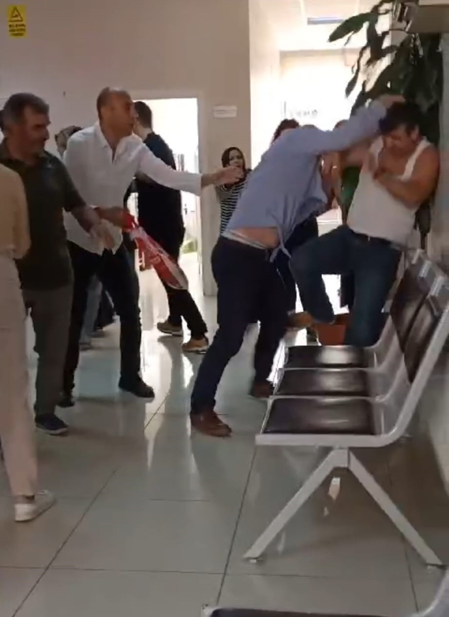 Doktorları darp ettiler o anlar kamerada