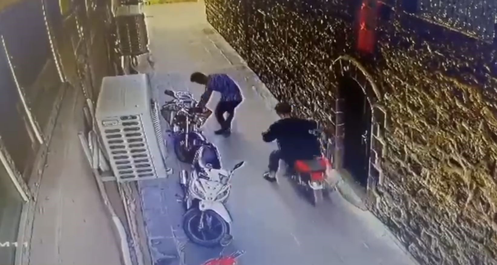 Taziyeye gitti paraları çaldırdı, o anlar kamerada