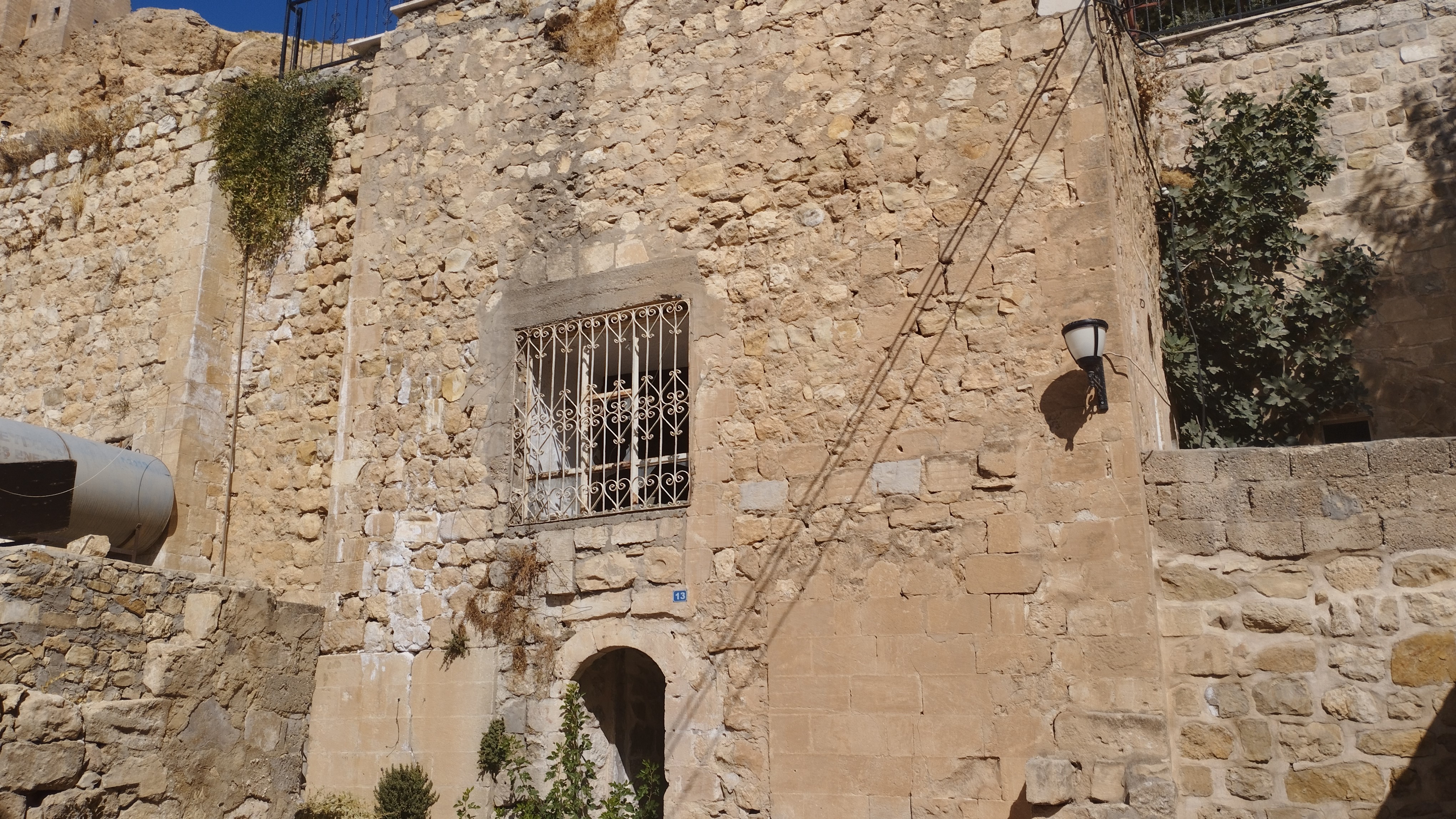 700 yıldır ayakta olan medrese onarılmayı bekliyor