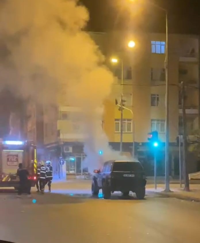 Kırmızı ışıkta durdu, aracı alevler aldı