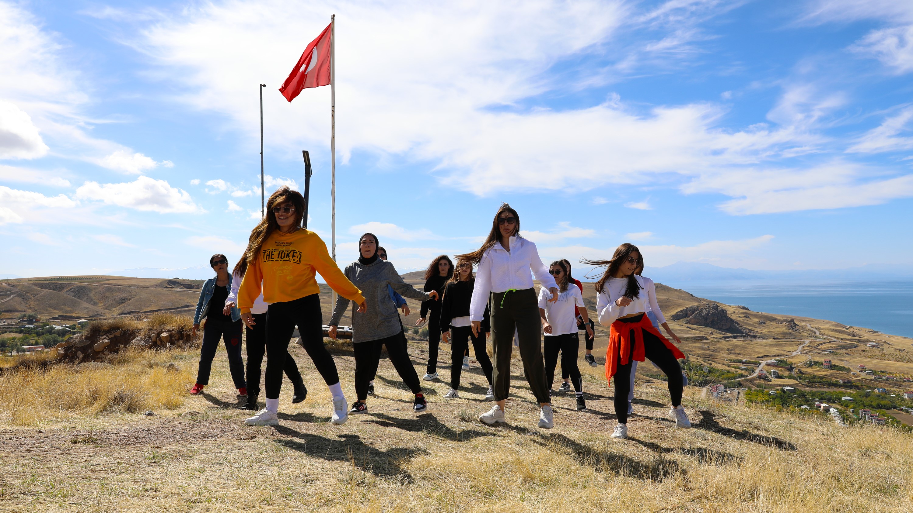 Farkındalık Ayı'nda Kale'nin zirvesinden renkli görüntüler