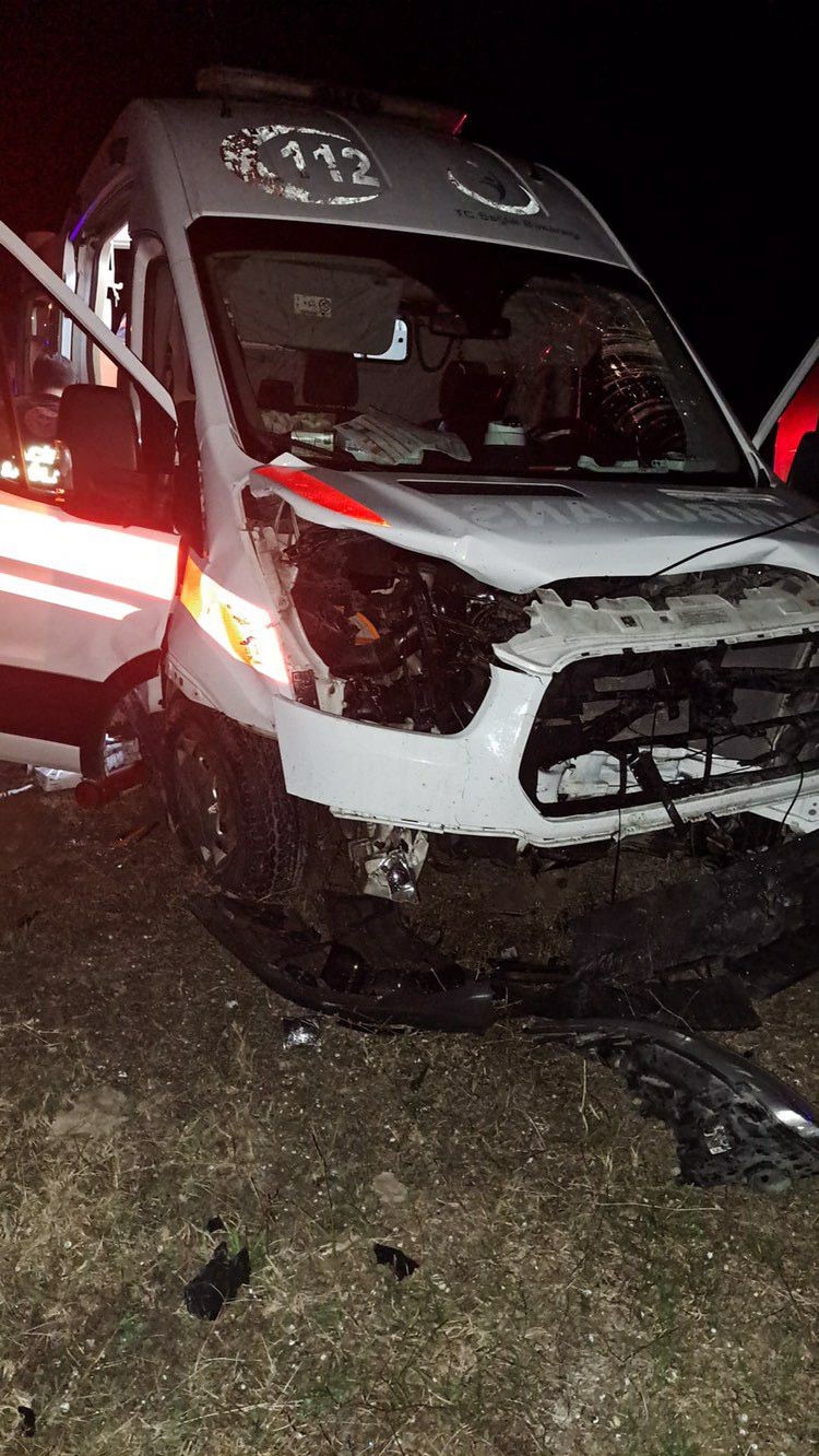 Ambulans ile otomobil çarpıştı: 2 yaralı