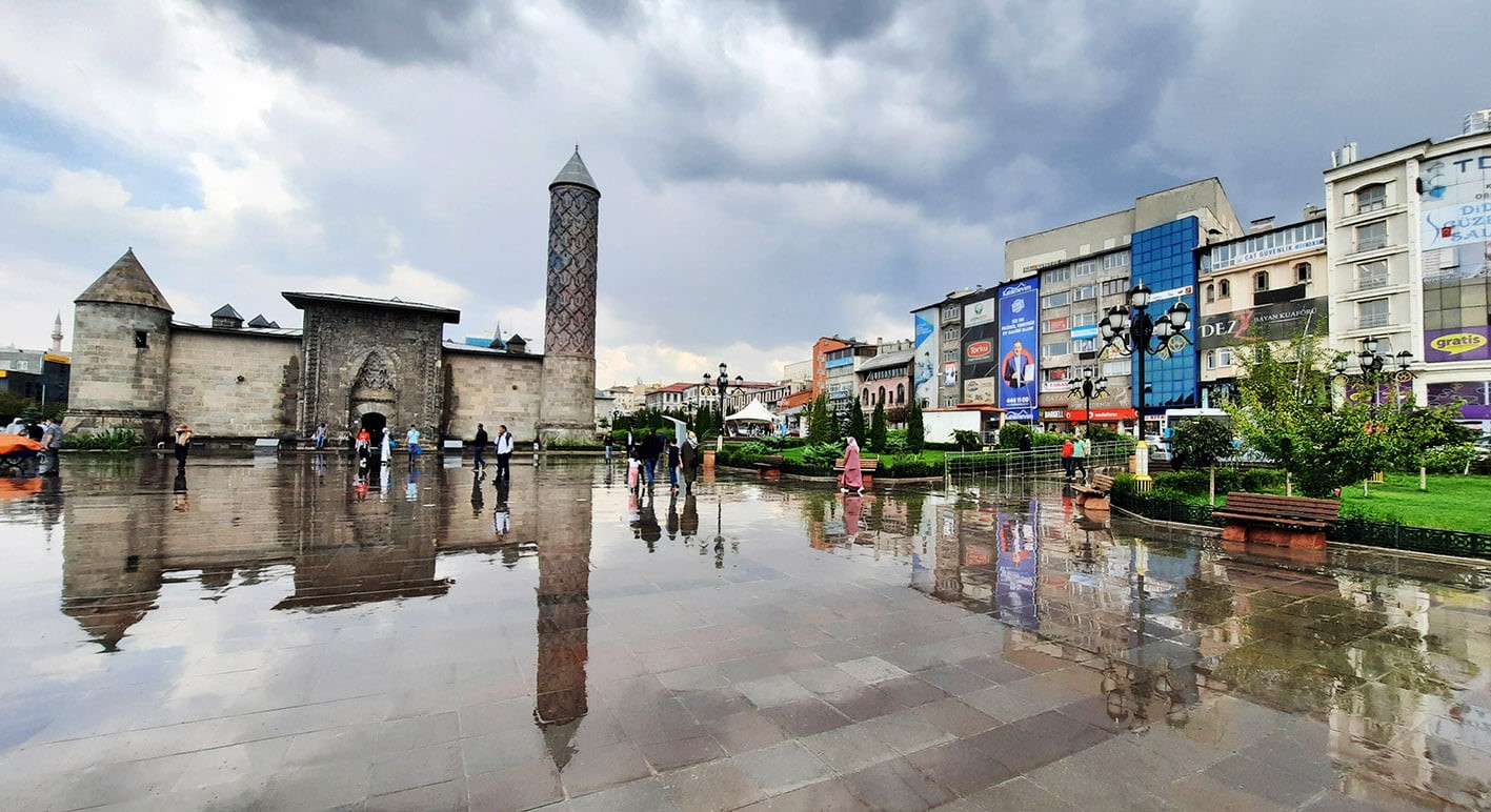 Meteorolojiden sağanak ve fırtına uyarısı