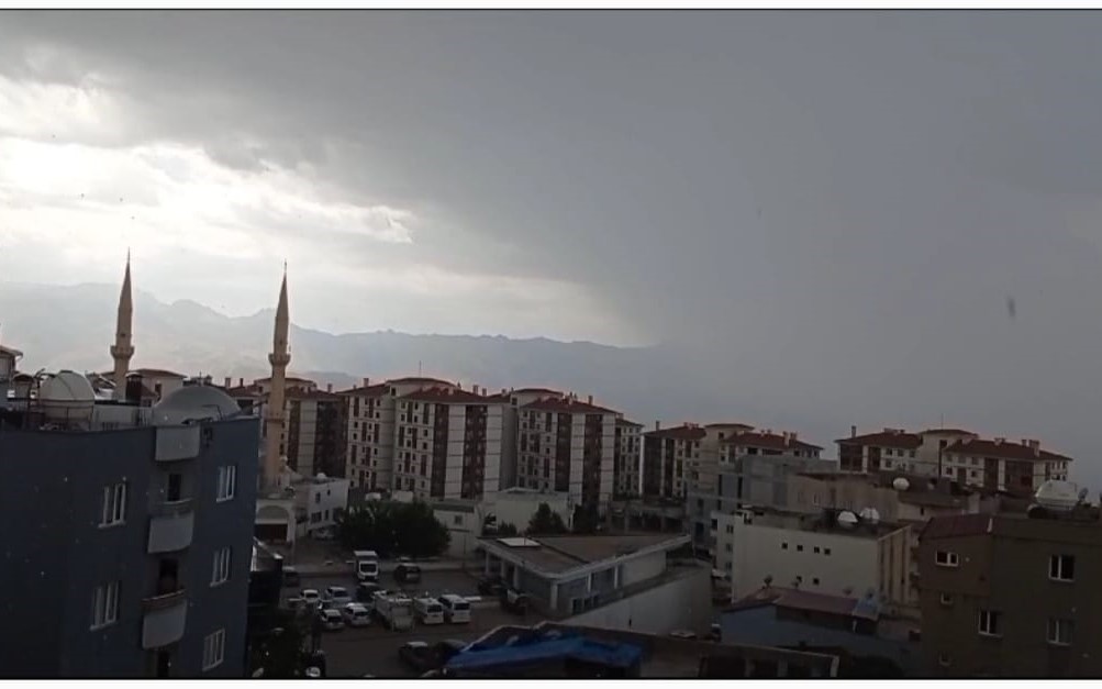 Şırnak’ta beklenen  sağanak ve dolu yağışı başladı