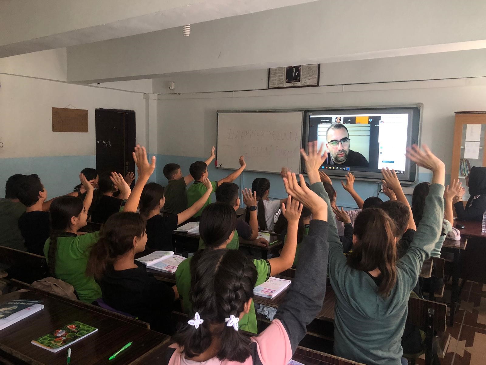 İstanbul'dan,Uludere ortaokul öğrencilerine  kariyer seminerleri