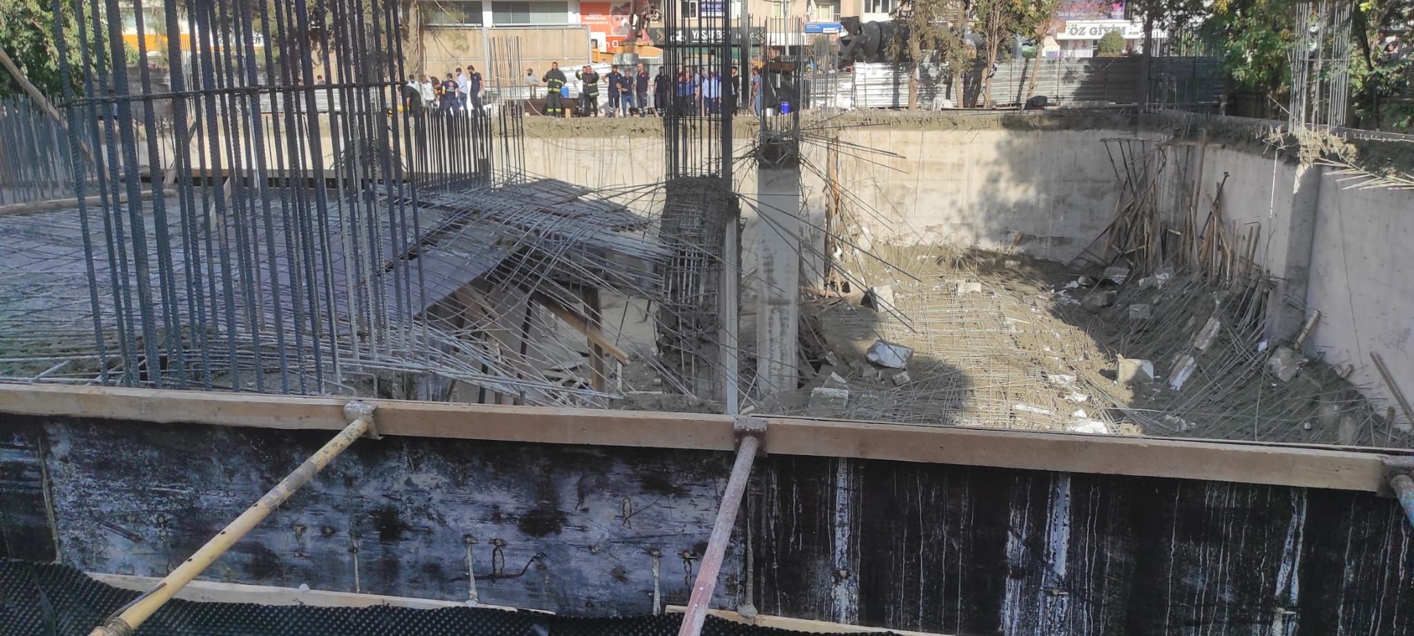 Beton döküm sırasında inşaatta çökme: 4 yaralı