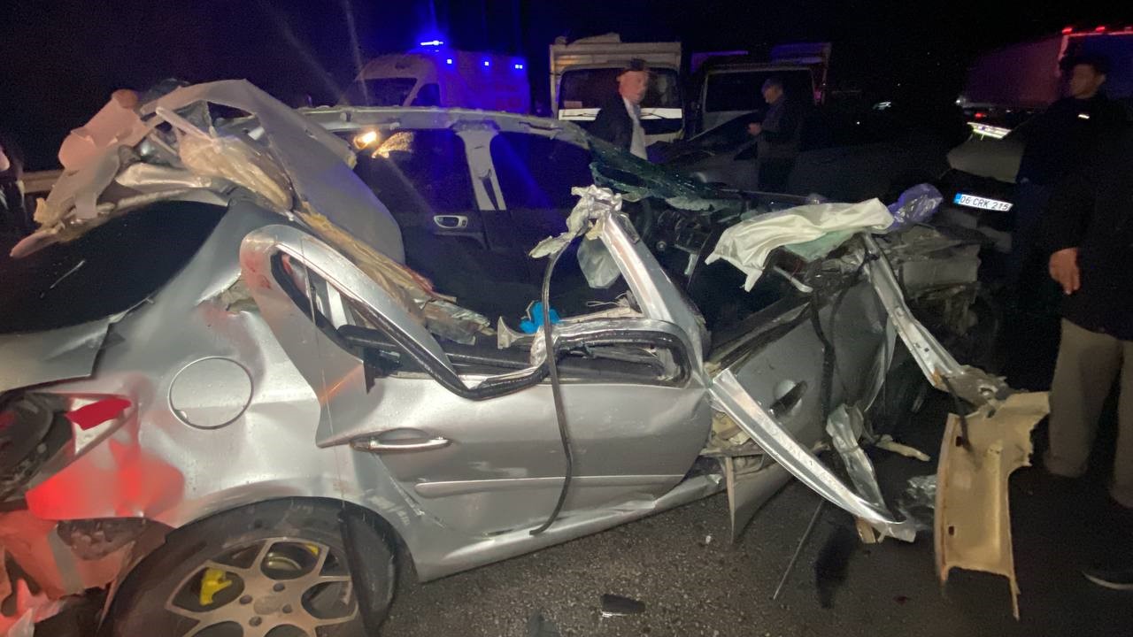 26 aracın karıştığı zincirleme kazada 13 kişi yaralandı ortalık savaş alanına döndü