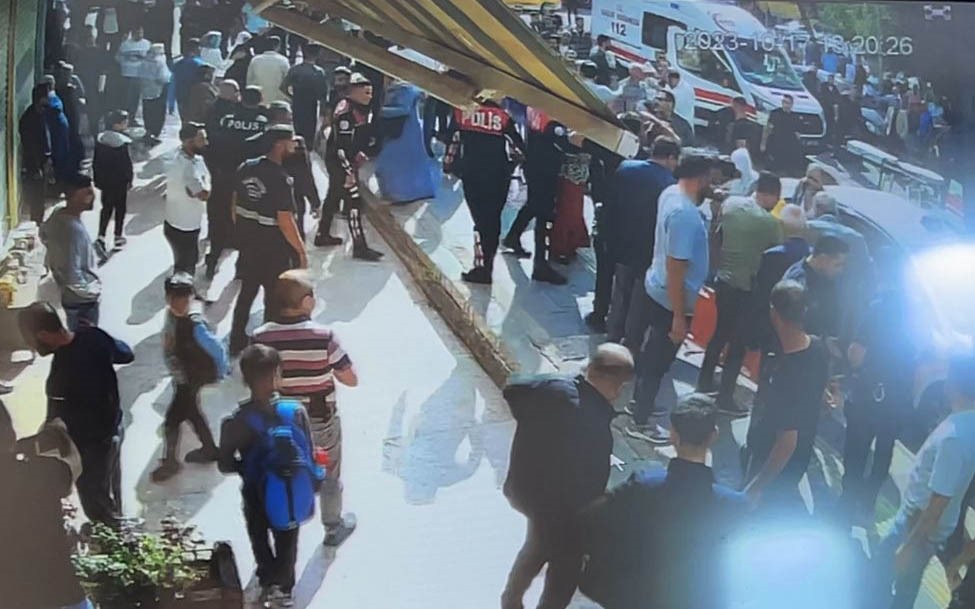 Okuldaki silahlı kavgaya  aileler karışınca; 3’ü ağır 4 kişi  yaralandı