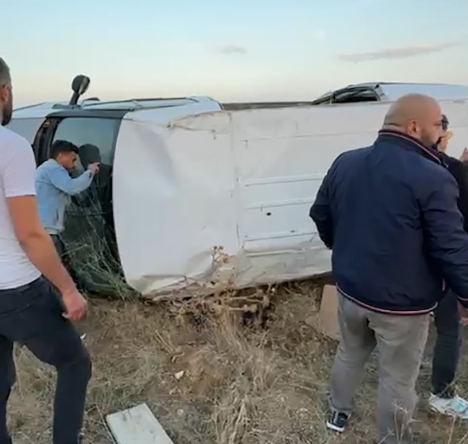 Tarım işçilerini taşıyan minibüs devrildi: 15 kişi yaralandı