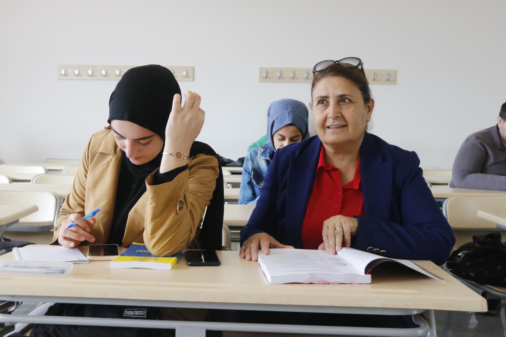 60 yaşında üniversiteli oldu