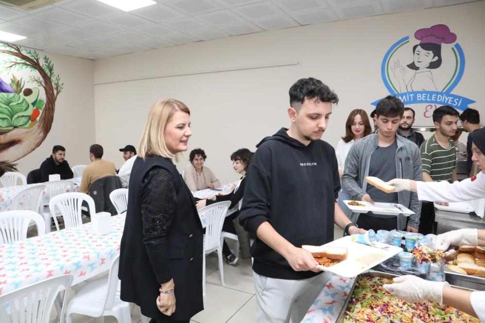 Öğrencilerie ücretsiz yemek