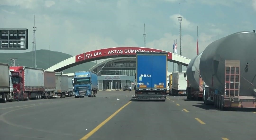 Gümrük kapısında 13 gözaltı