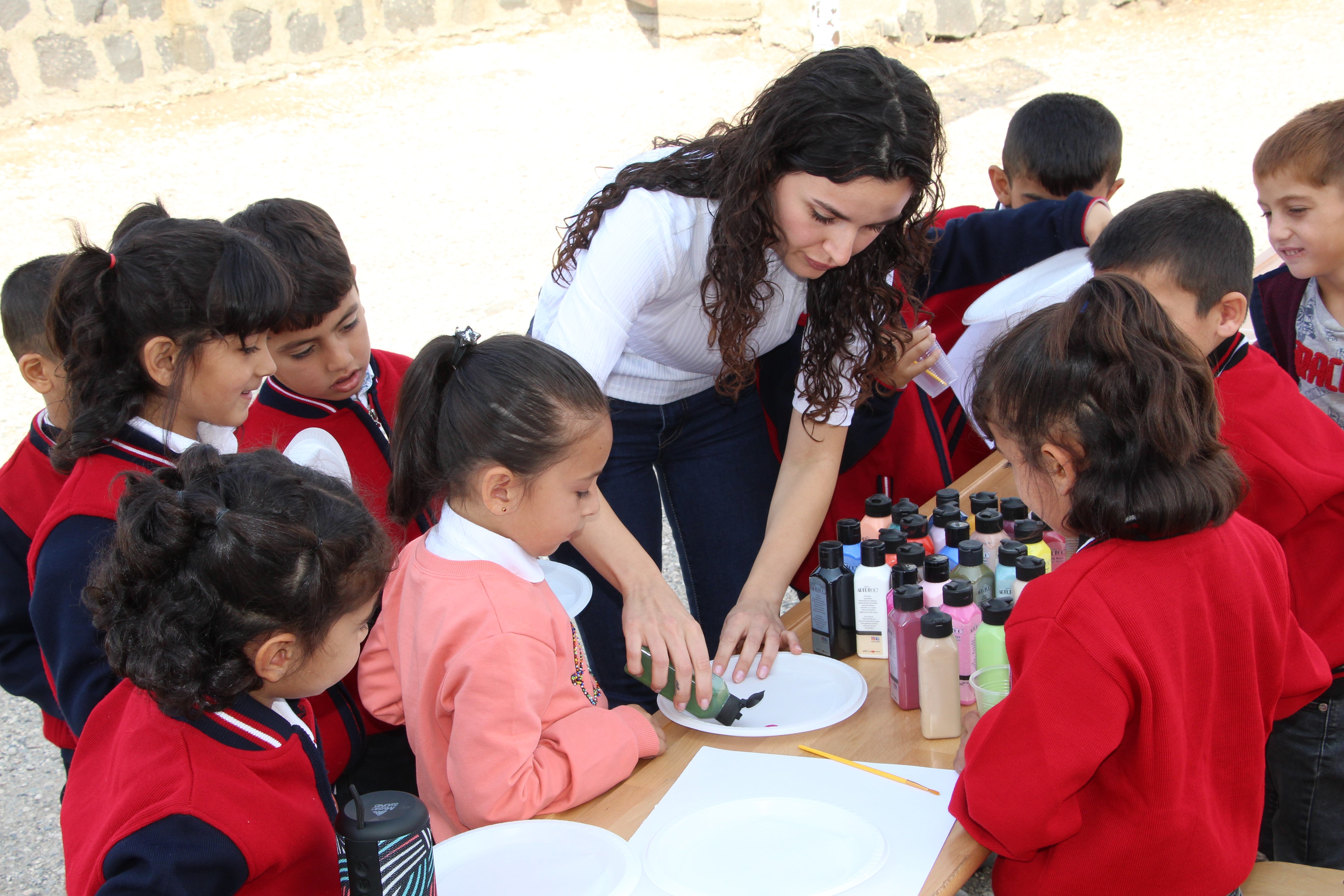 İstanbul'dan gelen ressam, Şırnaklı çocuklarla resim yaptı