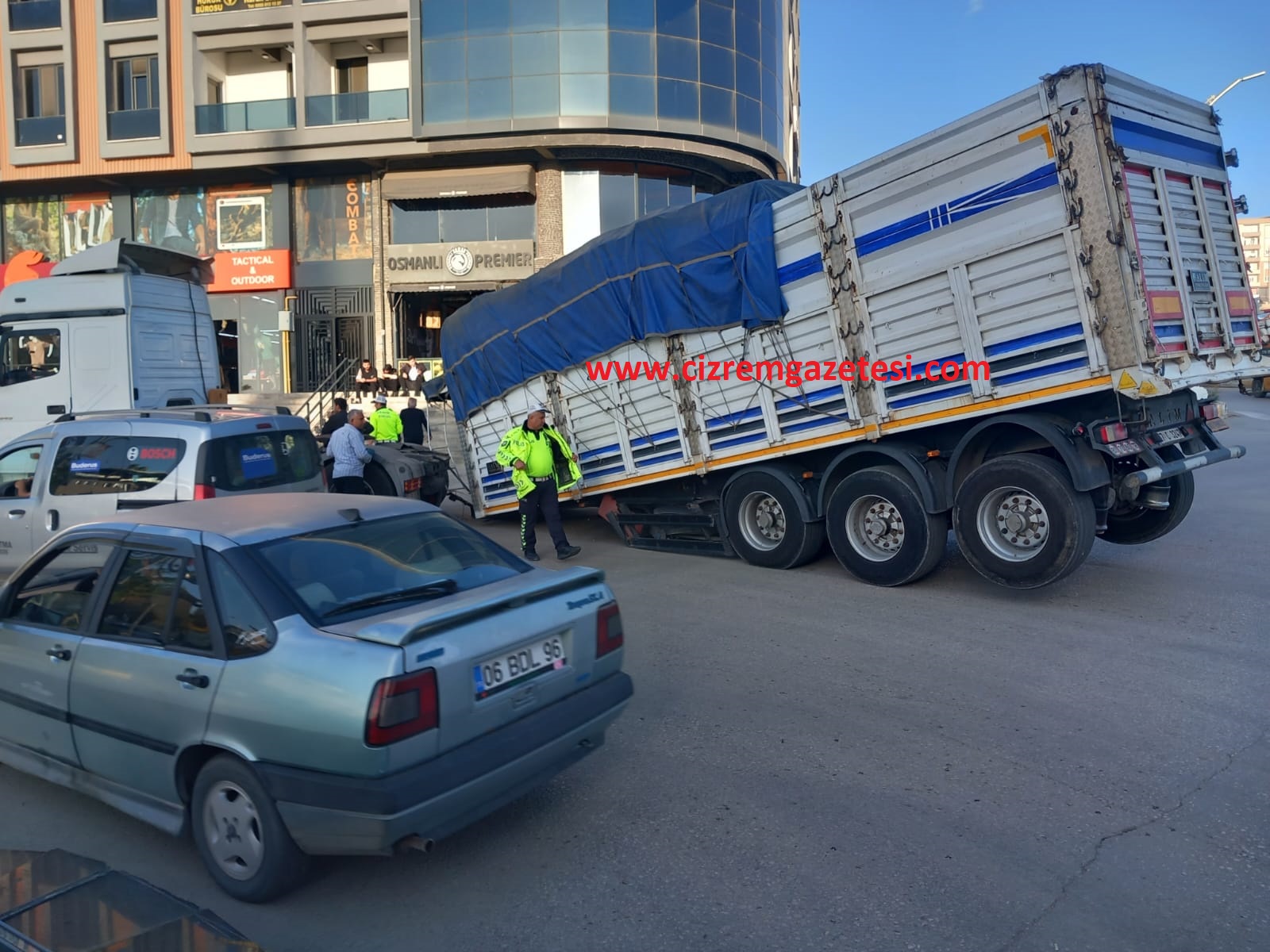 Tır virajı alırken dorsesi düştü faciadan dönüldü