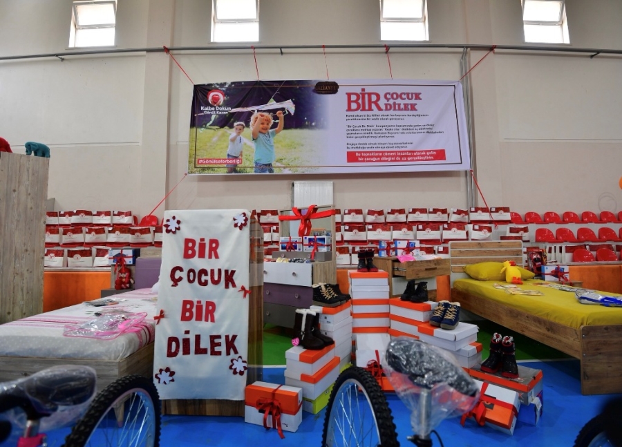 Yetim ve öksüz çocukların dilekleri bayram hediyeleri oldu
