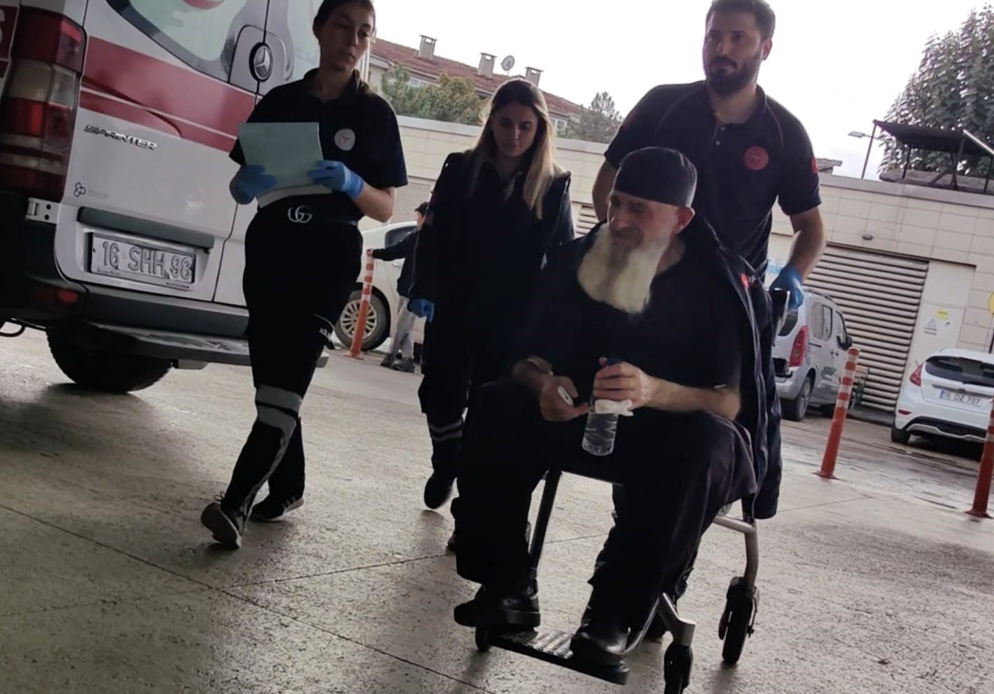 Zam için ev sahibi kiracısının parmağını ısırdı