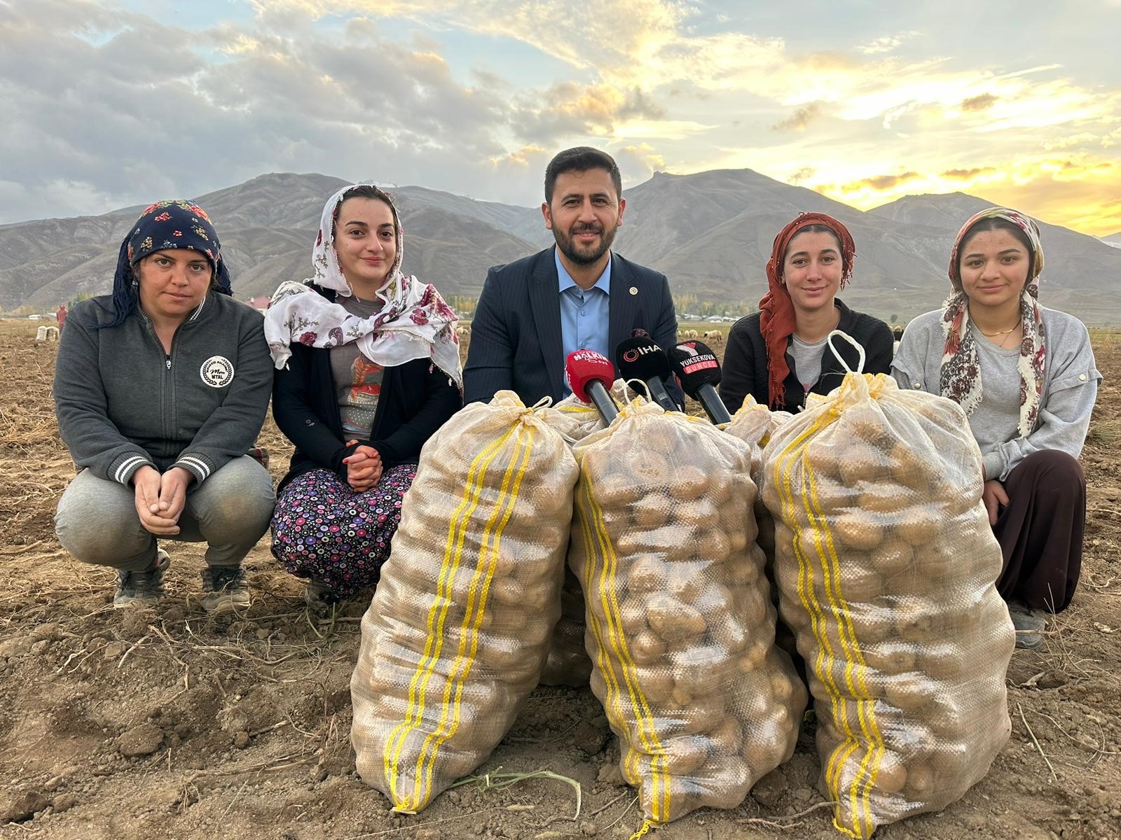 Bu köyün toprağında bereket fışkırıyor! Ton ton patates elde edildi