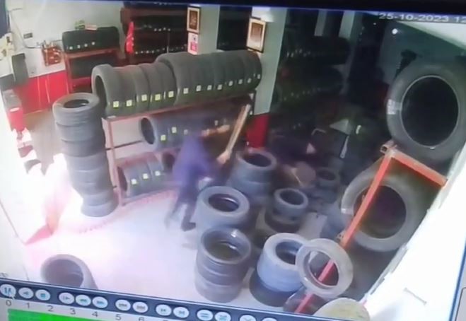 İnanılmaz görüntüler!17 yaşındaki çocuğu sopalarla dövdüler