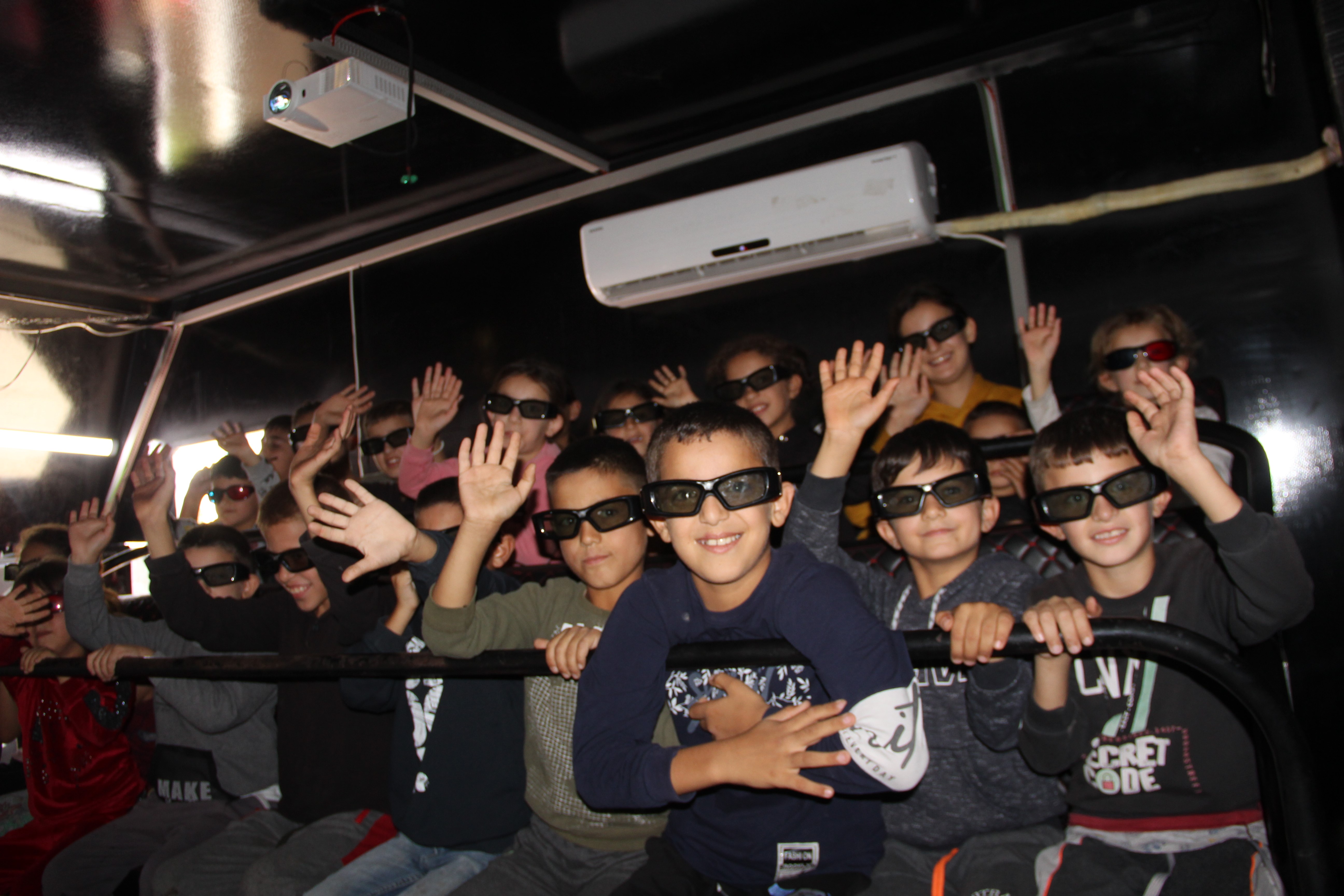 Cizreli öğrencilerin 3D sinema Keyfi