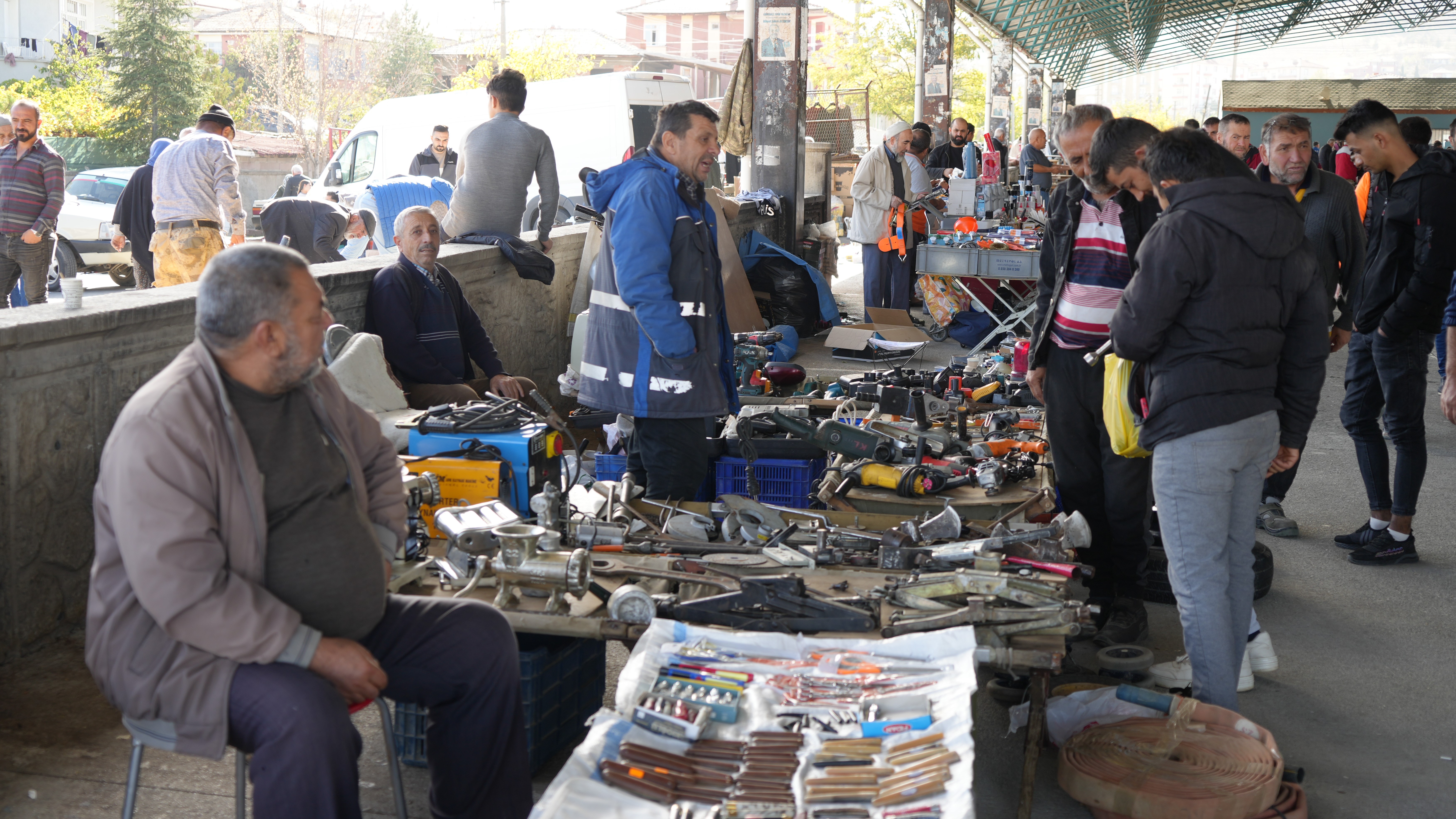 En ucuz ürünler bu pazarda satılıyor,vatandaş almak için akın ediyor