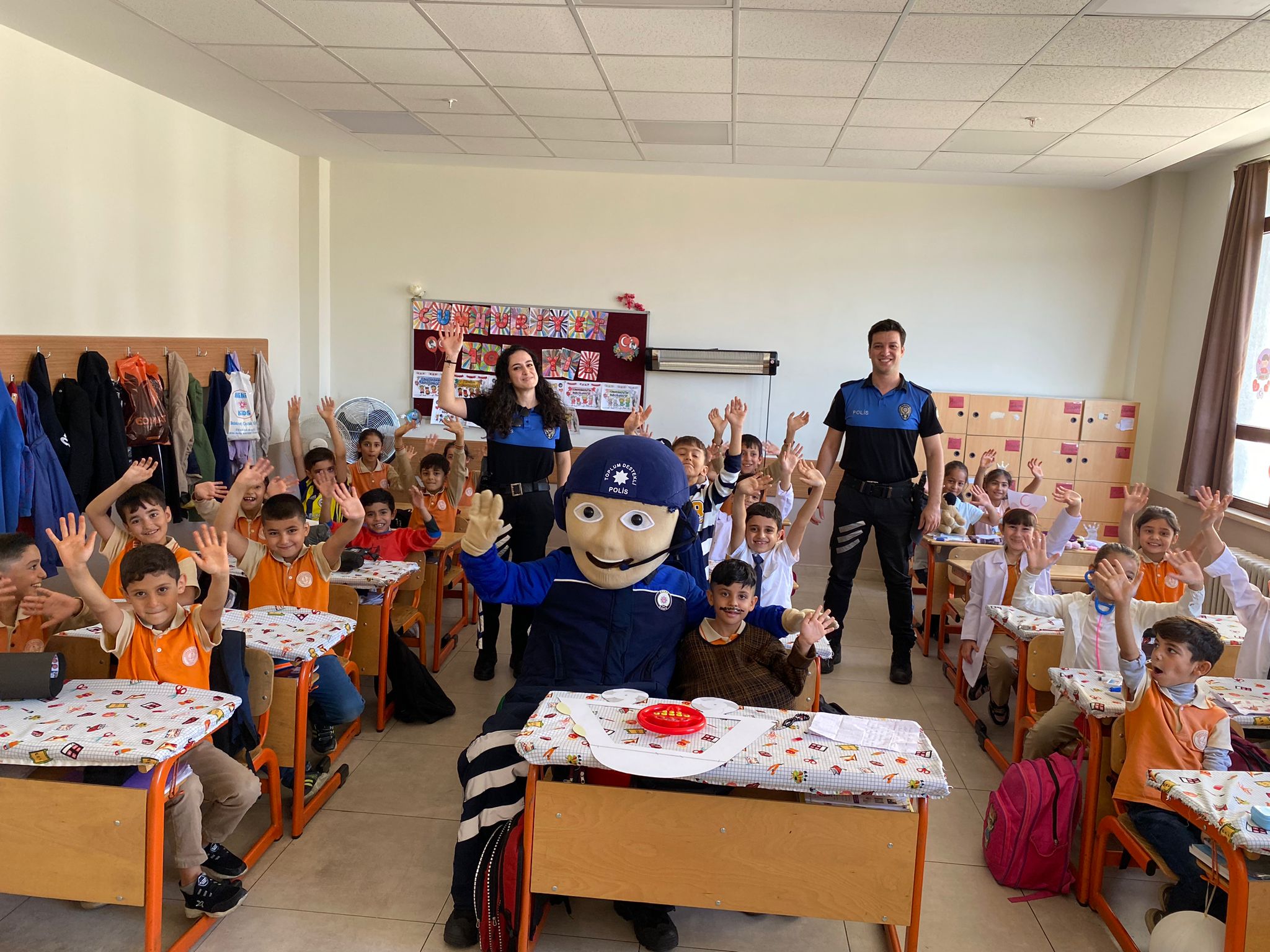Cizre’de polis, minik öğrencilere kendini tanıttı