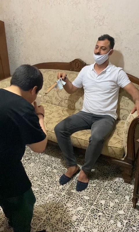 Eldiveni öpüp bayram harçlıklarını sopanın üzerinden aldılar