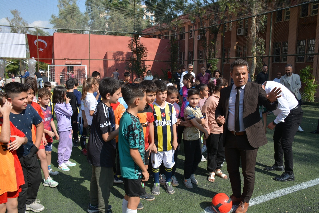 Silopi'de okulun bozulan beton sahası yenilendi