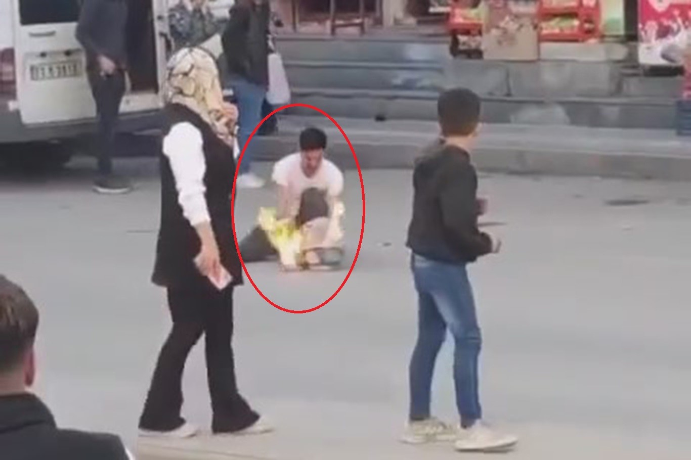 Yanan Tüpü Balkondan Vatandaşların arasına attı! O Anlar Saniye Saniye Görüntülendi