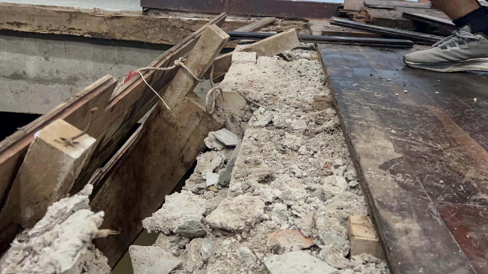 30 Öğrencinin bulunduğu sınıf çöktü:2 yaralı