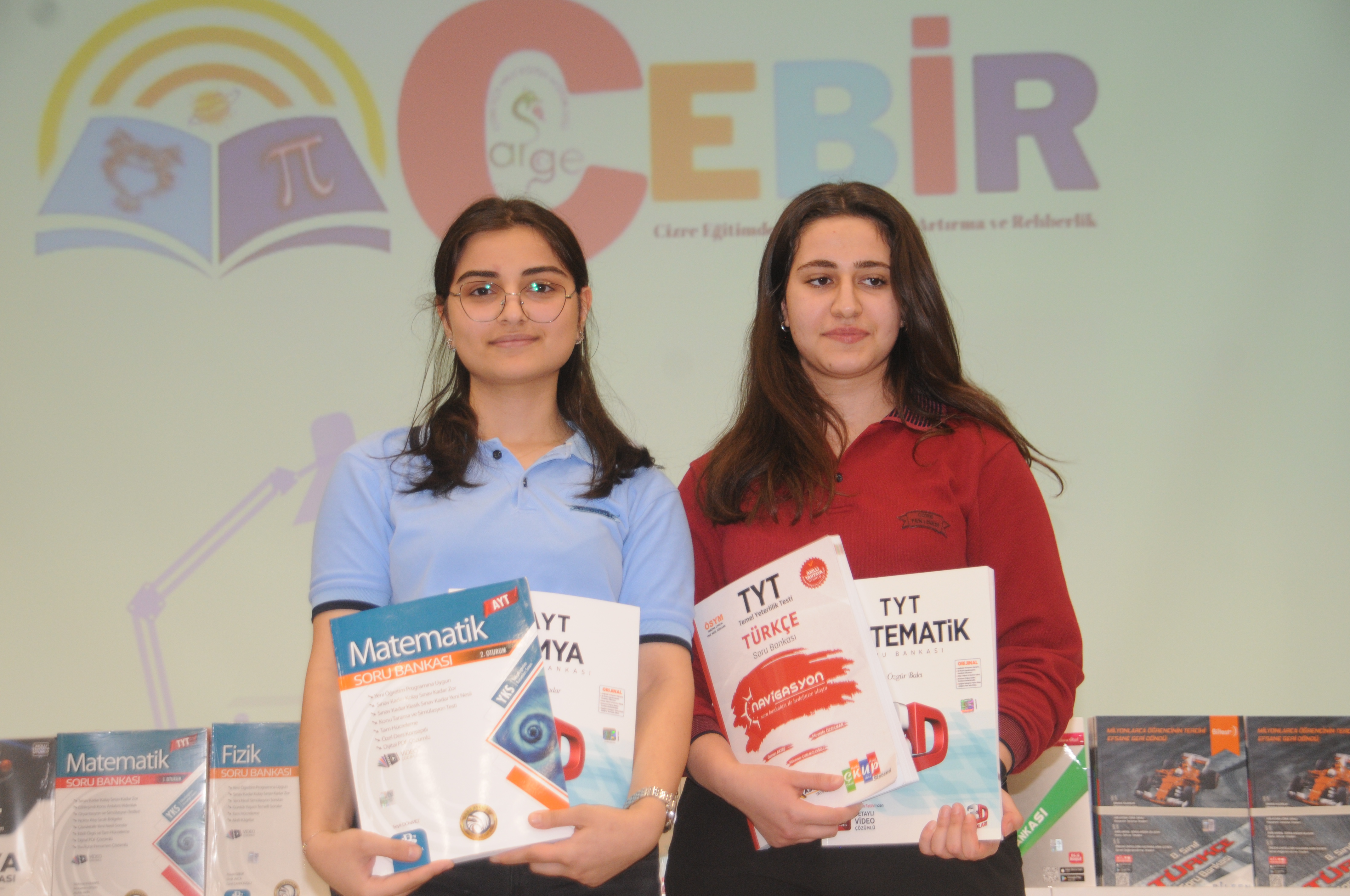 Cizre’de 2 Bin Öğrenciye 27 bin kaynak kitabı dağıtıldı