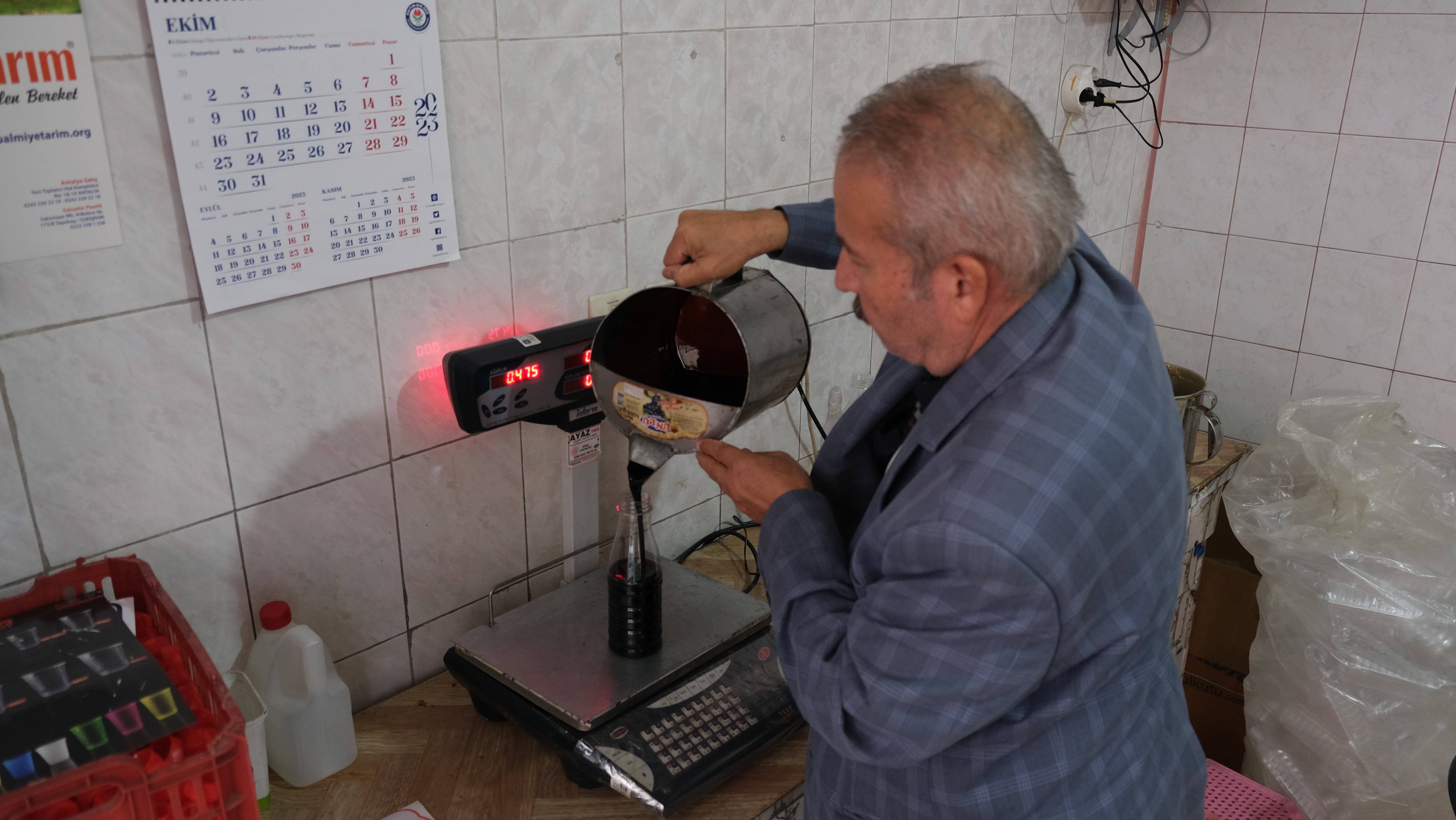 Kış aylarının vazgeçilmezi pekmez,tezgahlardaki yerini aldı