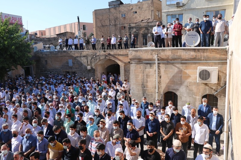 Korona virüsten hayatını kaybeden kanaat önderini yüzlerce kişi uğurladı