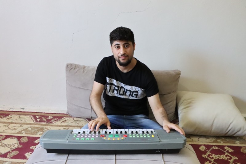 Zihinsel engelli genç internetten izlediği videolarla org çalmayı öğrendi