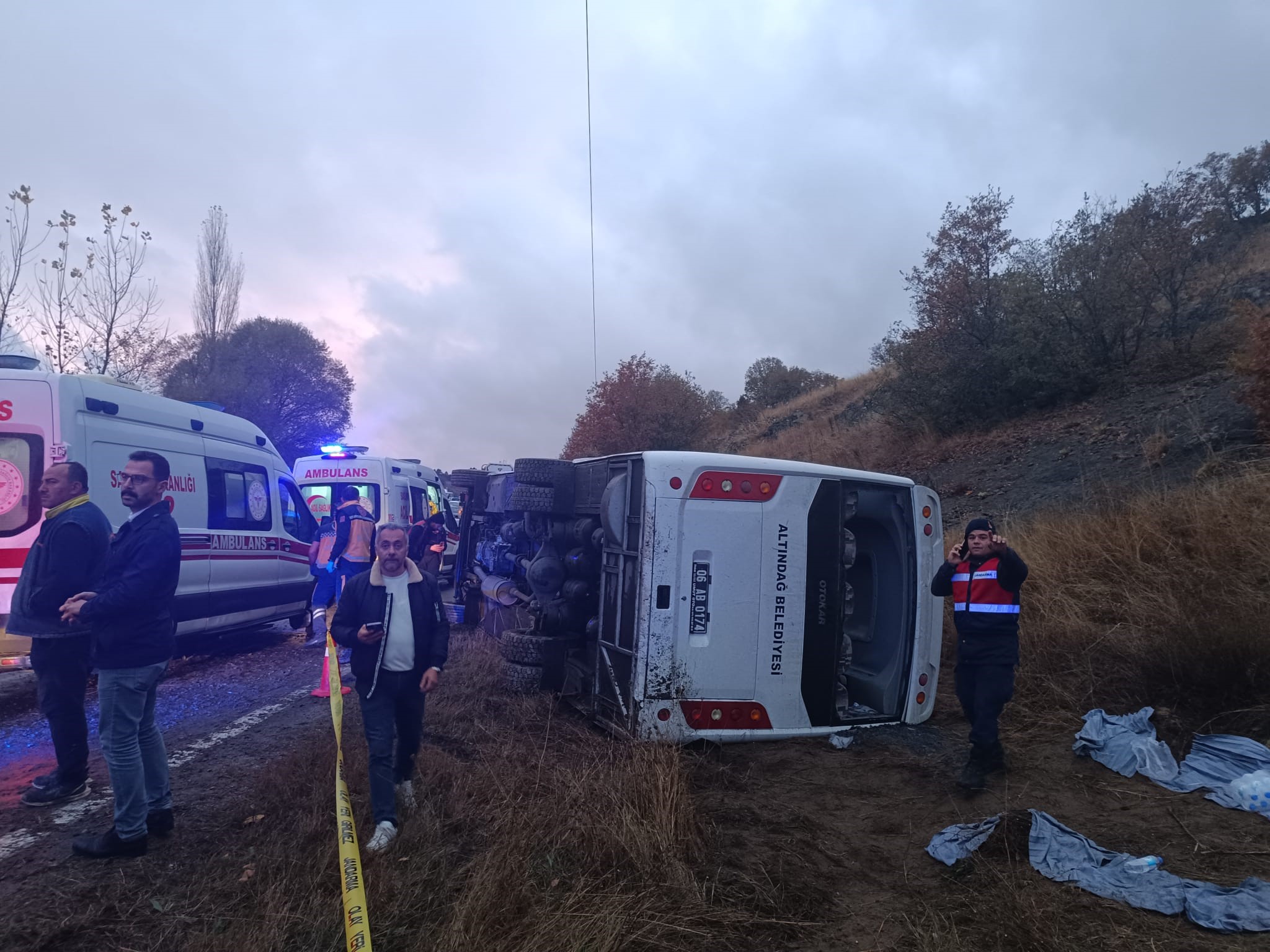 Yolcu Otobüsü Devrildi 27 Yaralı