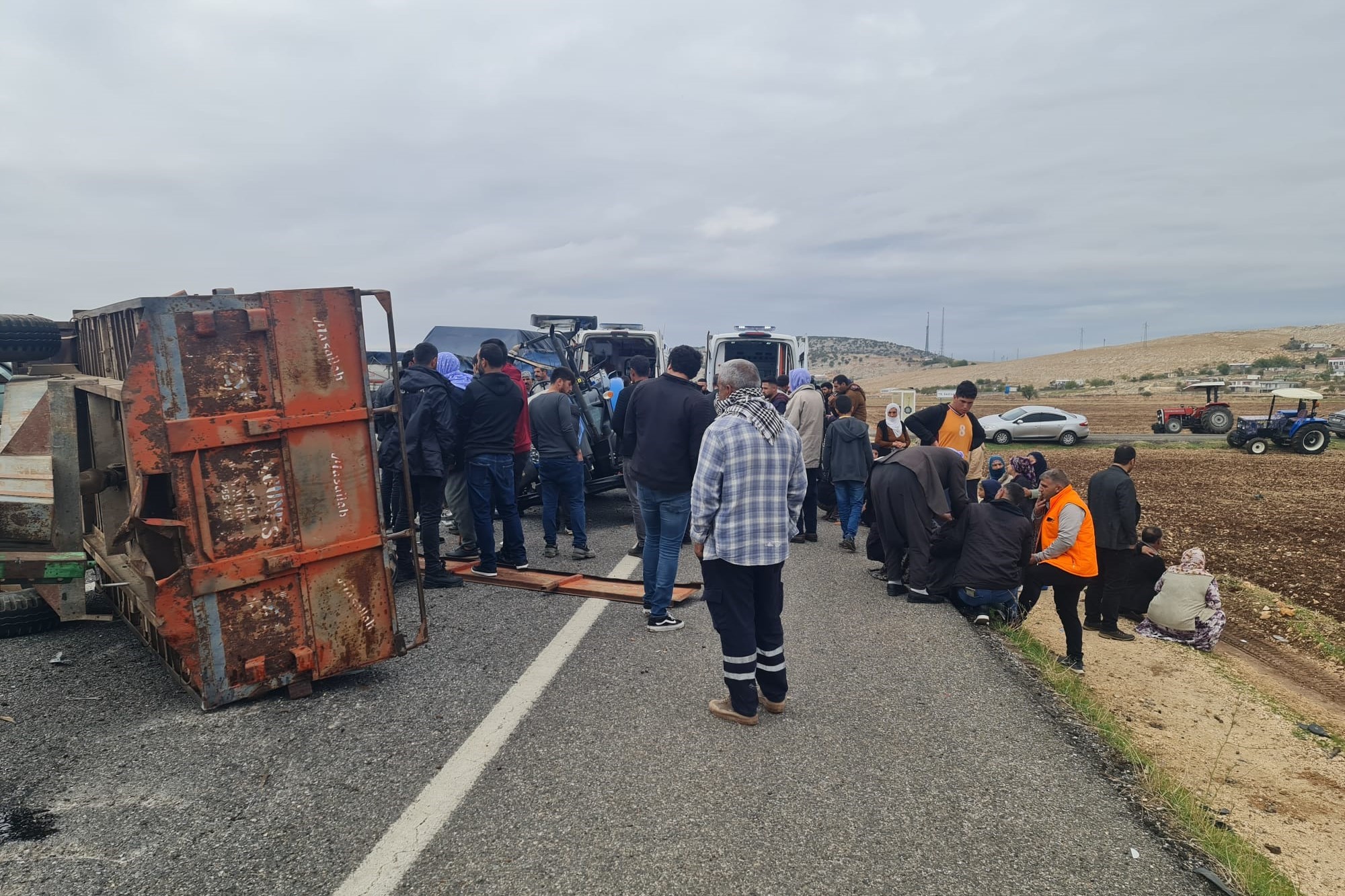 Tır ile traktör çarpıştı: 1 ölü, 1 yaralı