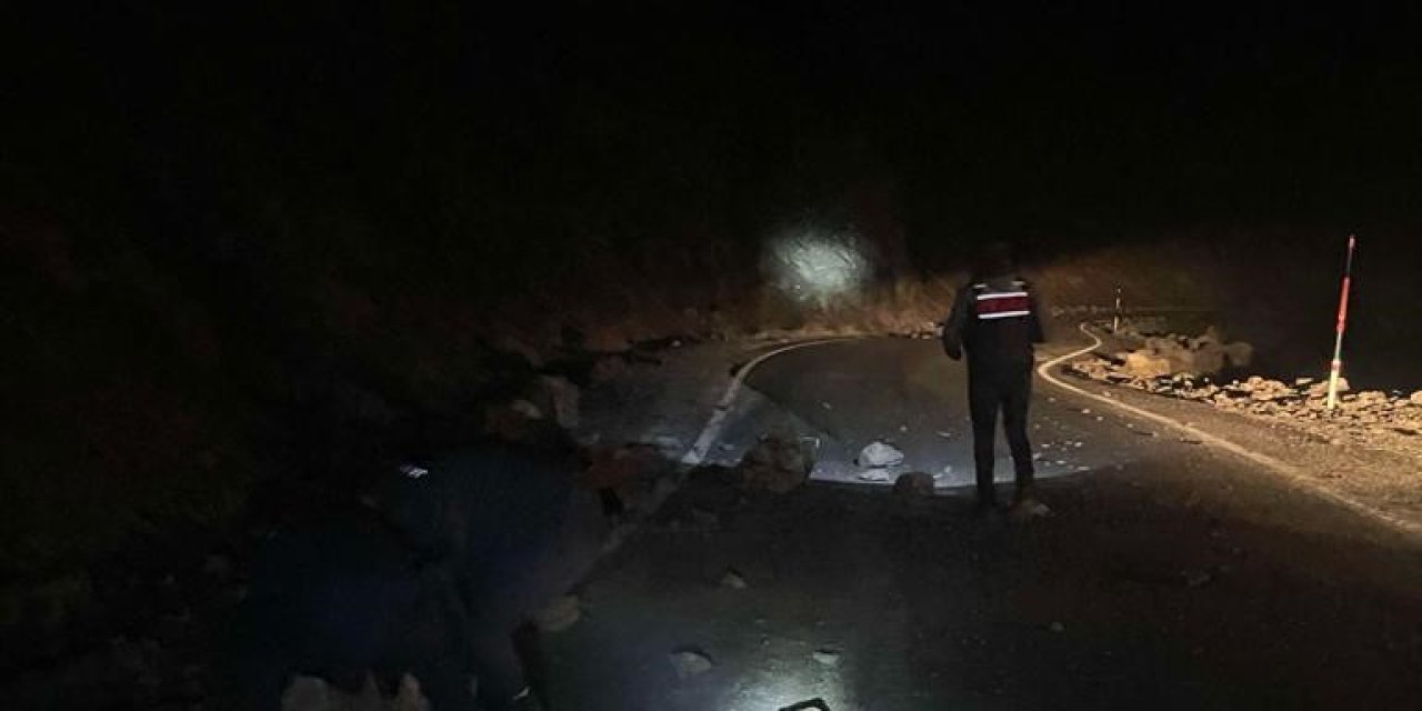 Depremin şiddetinden yola kaya parçaları düştü