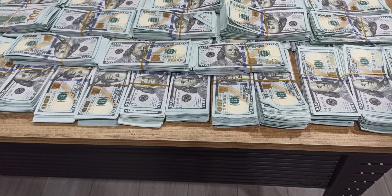 Havalimanında balya balya dolar yakalandı