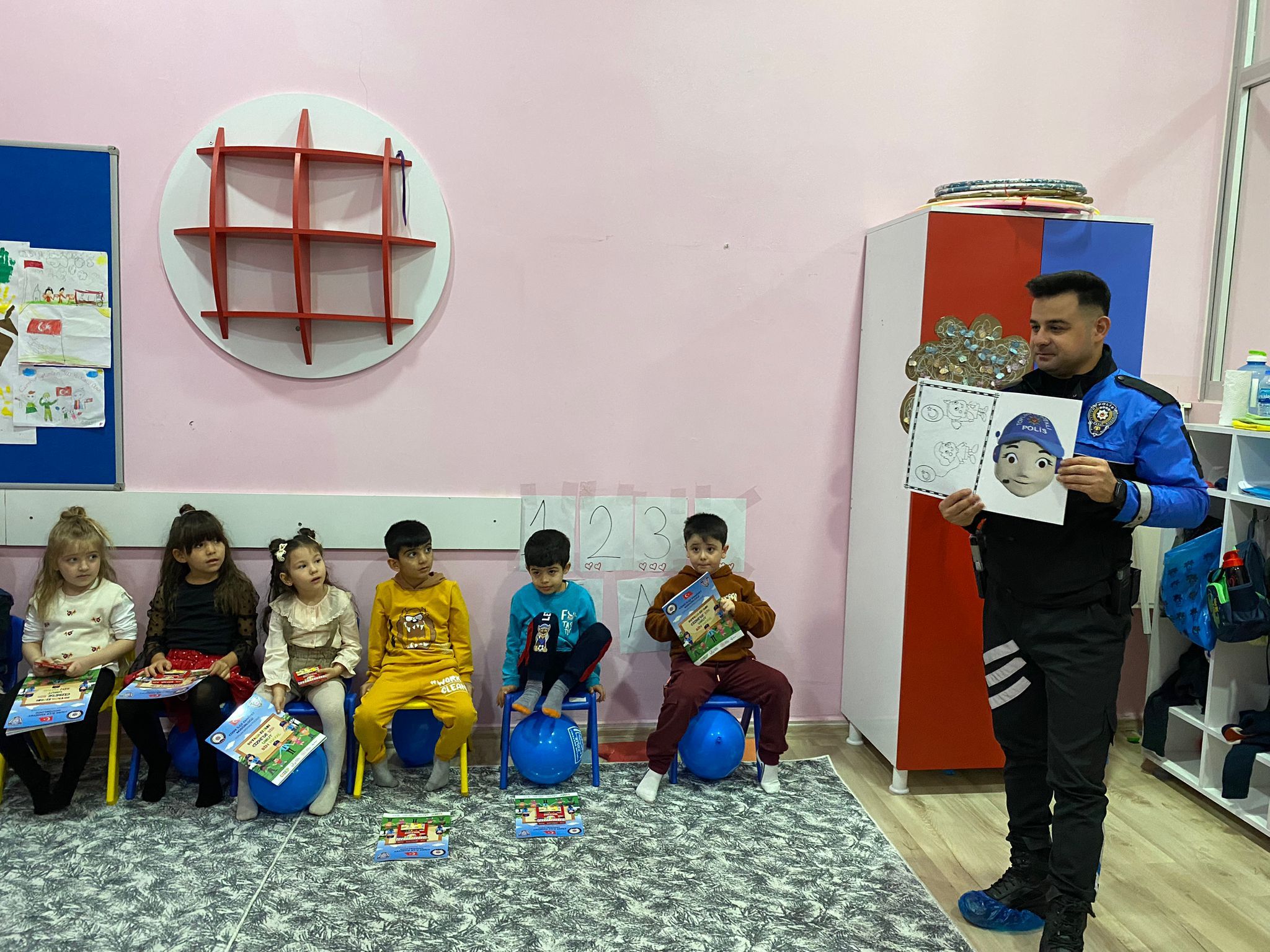 Minik Öğrenciler Cizre Polisine Ebul-iz Bilim ve Sanat Merkezini gezdirdi