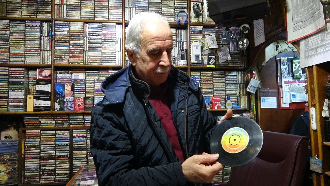 112 yıllık 6 metrekarelik dükkanda 47 yılda 12 bin kaset ve plak toplandı