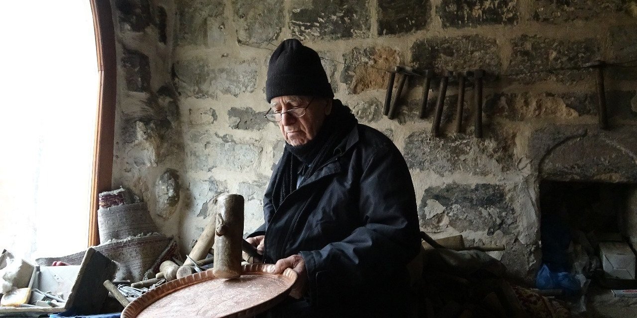 73 Yıldır  hem hafız hem bakırcılık yapıyor