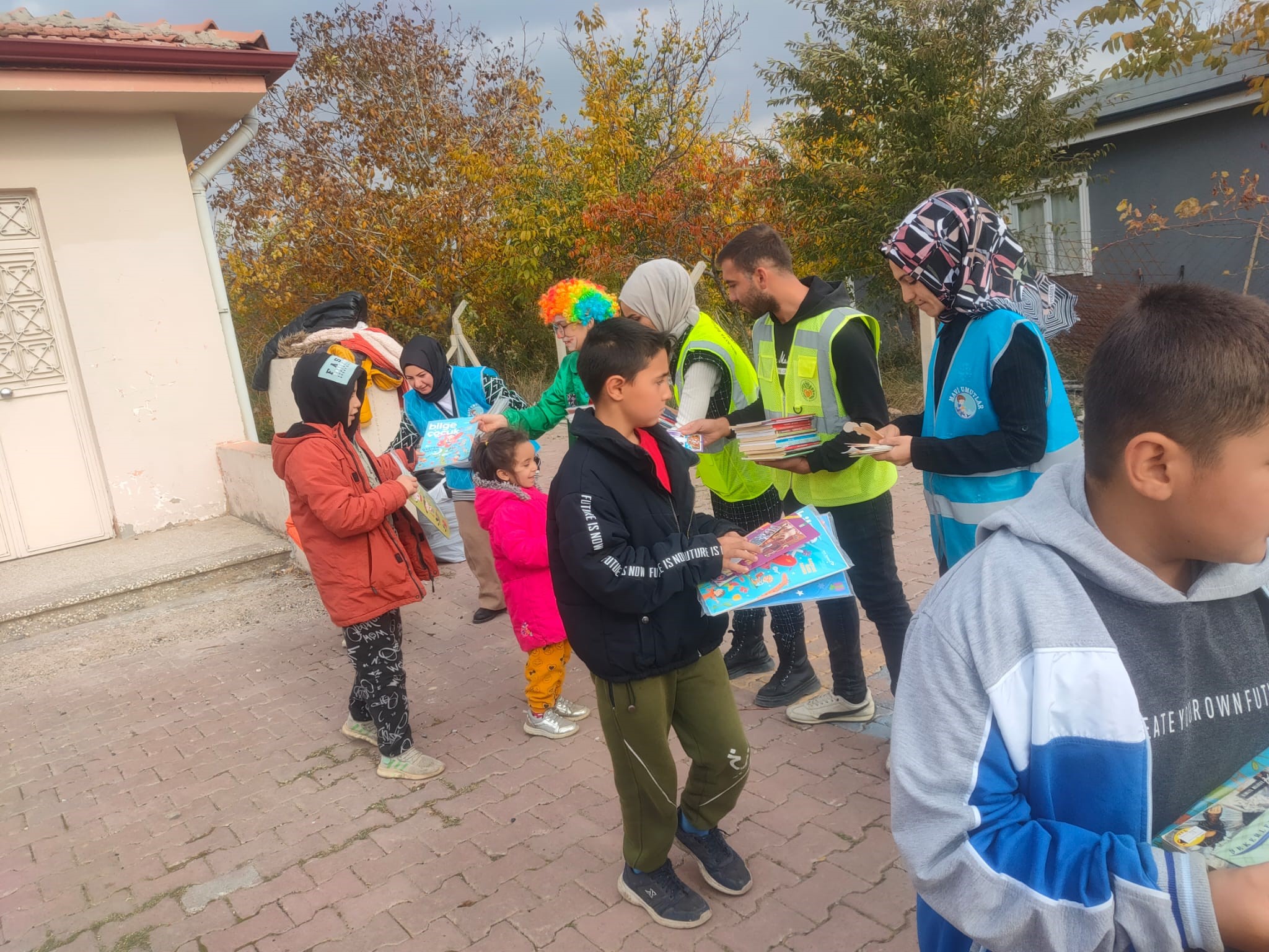 Köy Okullarında Okuyan Öğrencilere Kitap Desteği