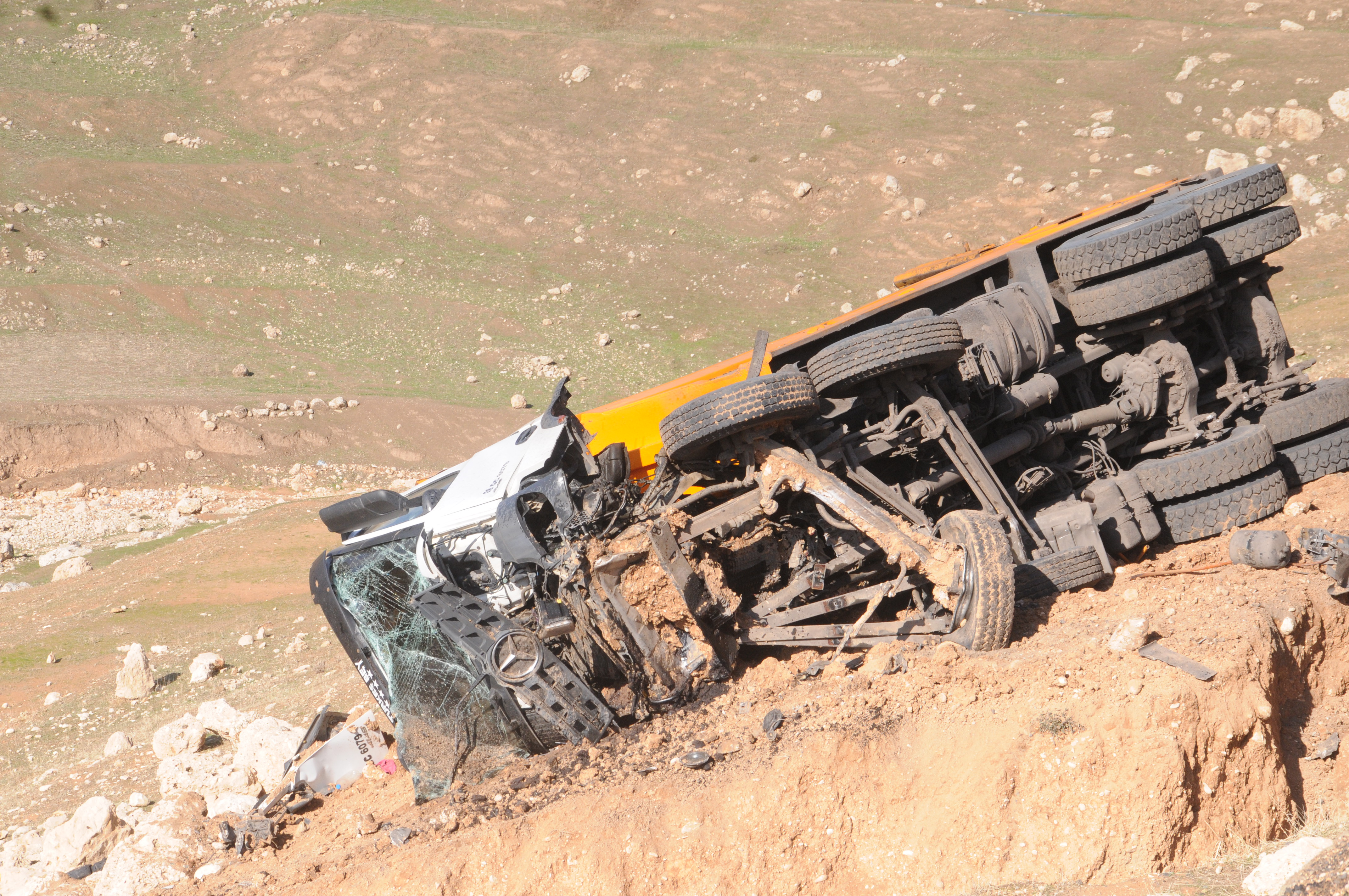 Cizre'nin ölüm yokuşu.Kömür Yüklü Kamyon Şarampole devrildi