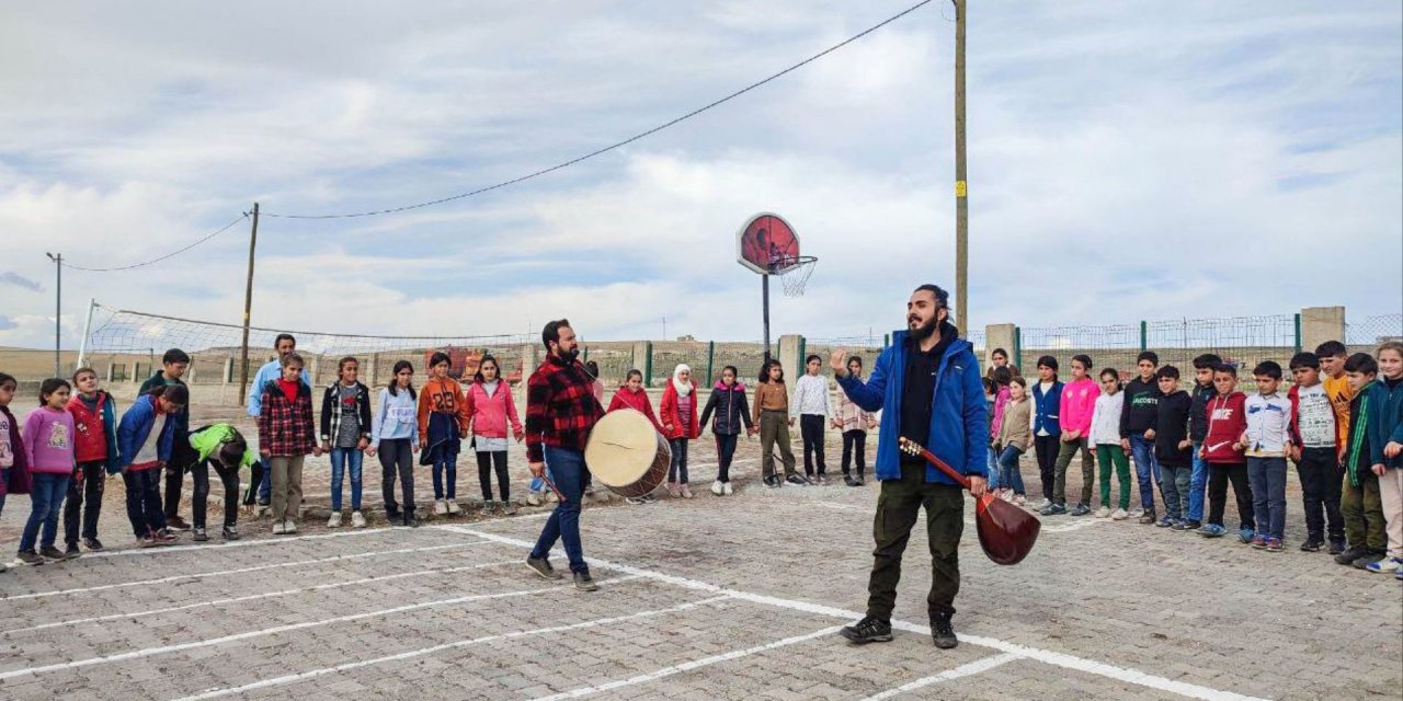 Köy köy gezip çocuklara müzik sevgisini aşılıyor