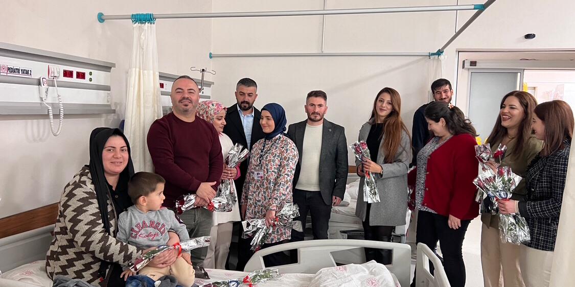 Çiçek Bekleyen Tıbbi Sekreterler Çiçek Dağıttı