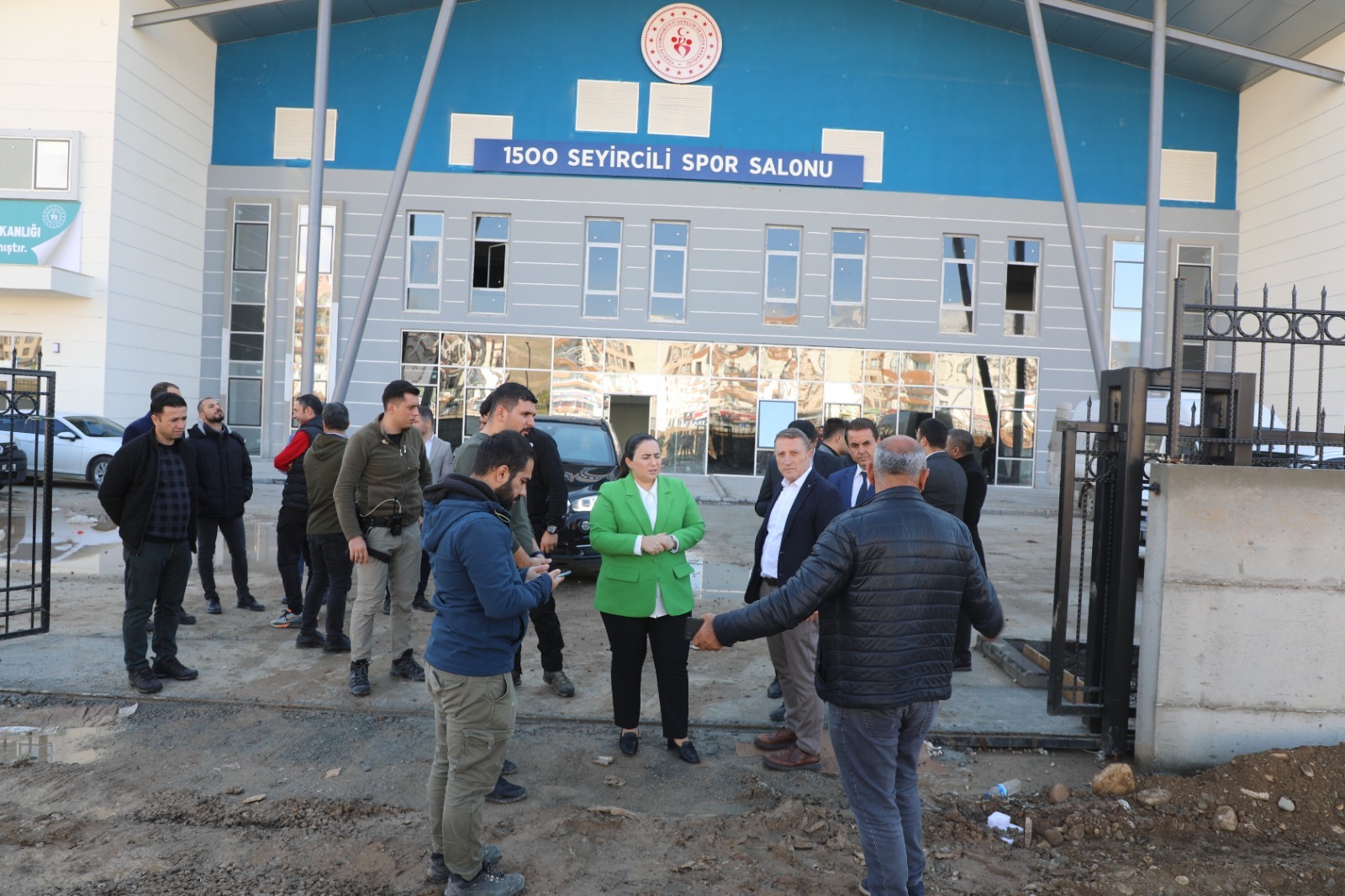 Kaymakam Demir, Kapalı Spor Salonunda incelemelerde bulundu