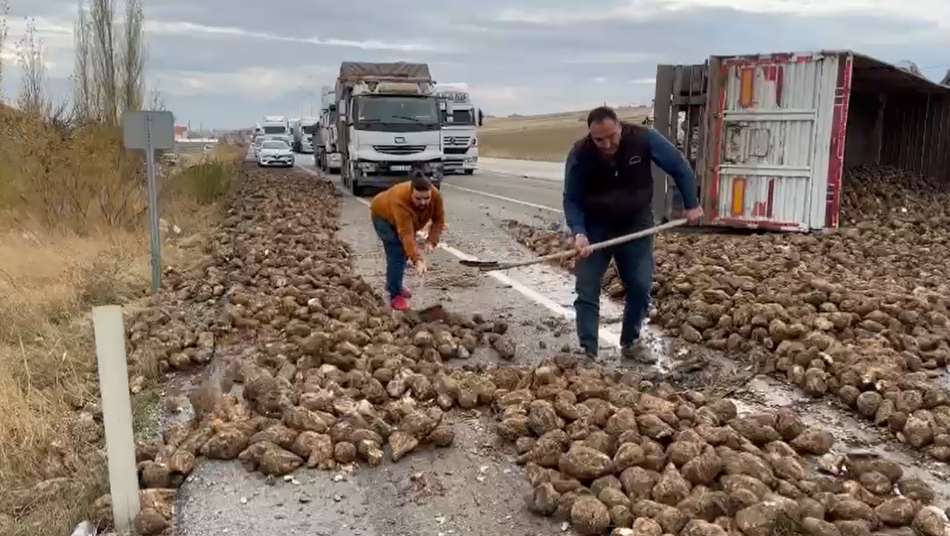 TIR devrildi 27 Ton Şeker Pancarı yol savruldu